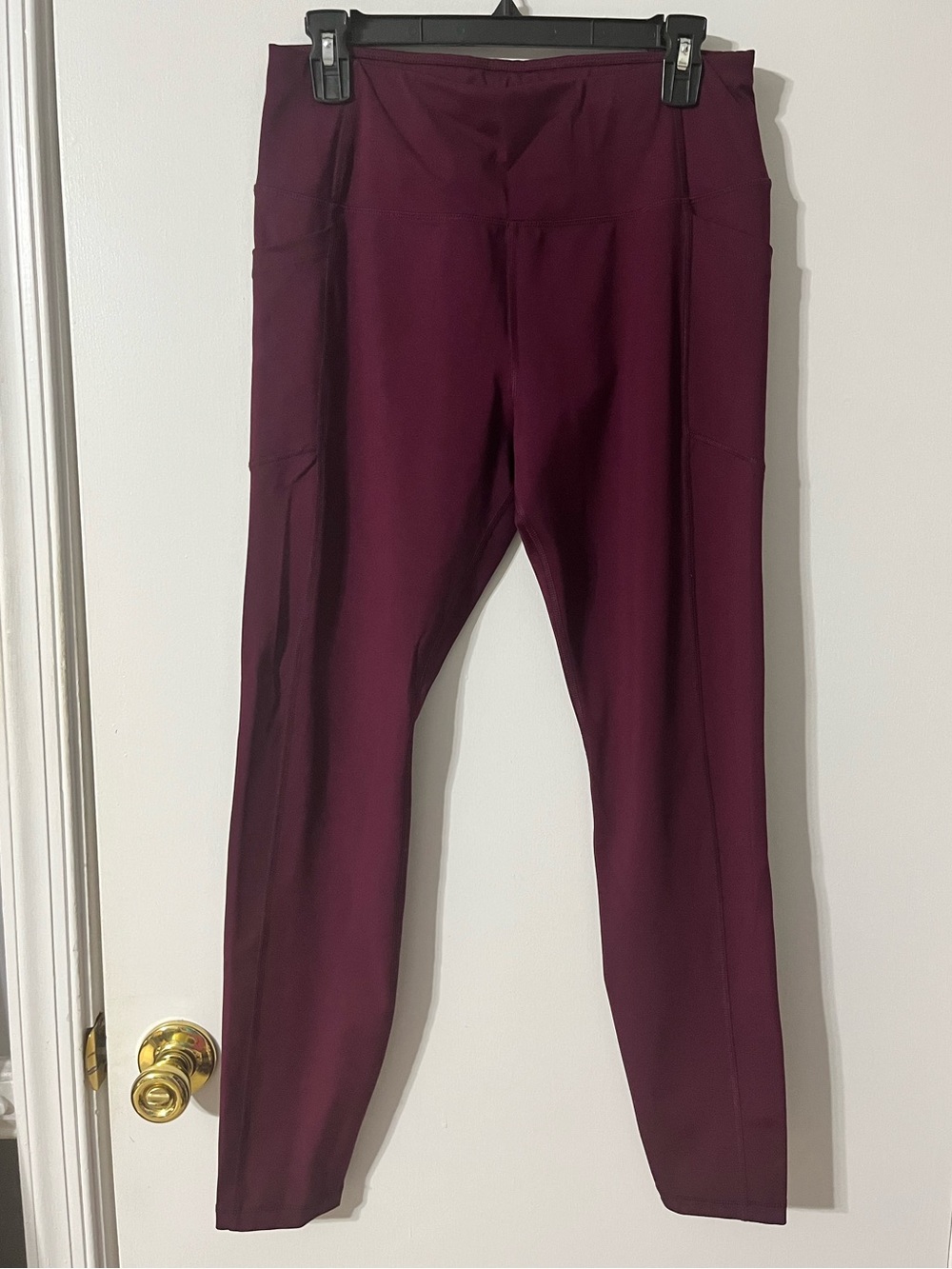 Avia Pocketed Leggings in Burgundy